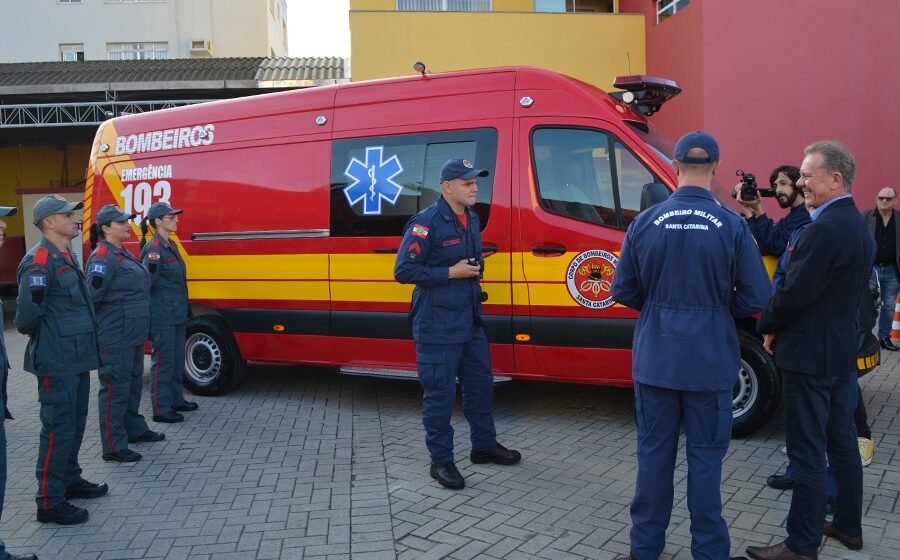 Nova ambulância é entregue ao Corpo de Bombeiros Militar de Tubarão