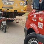 Motociclista fica ferida após colidir na traseira de ônibus escolar