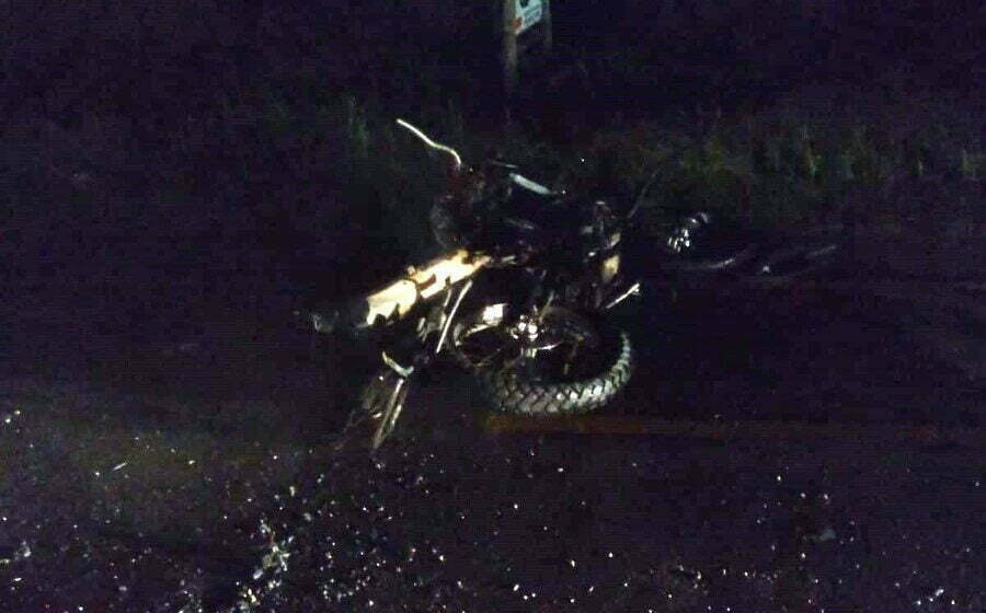 Motociclista morre após colidir com caminhão e ser arrastado por cerca de 500 metros Motociclista morre após colidir com caminhão e ser arrastado por cerca de 500 metros