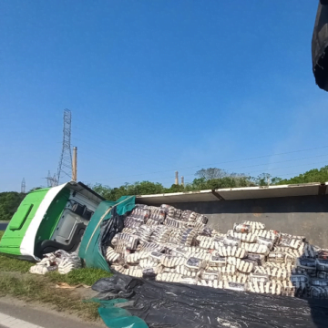 Caminhão carregado com arroz tomba na BR-101, em Tubarão