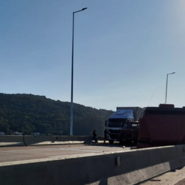 Caminhões colidem na Ponte Anita Garibaldi, na BR-101, em Laguna Caminhões colidem na Ponte Anita Garibaldi, na BR-101, em Laguna