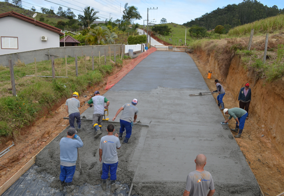 Estrada Geral do Caruru já tem cerca de 300 metros pavimentados