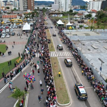Desfile Cívico de 7 de Setembro reúne milhares de pessoas na avenida Afonso Pena em Tubarão