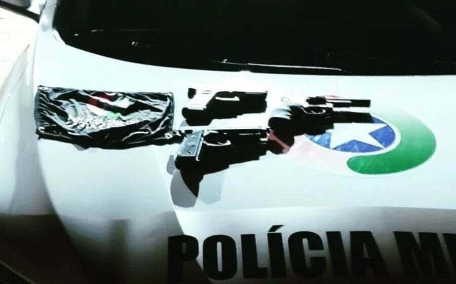 Armas de fogo falsas são apreendidas com grupo que fugiu da polícia em Imbituba Armas de fogo falsas são apreendidas com grupo que fugiu da polícia em Imbituba