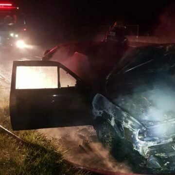 Carro é atingido por incêndio na BR-101, em Imbituba