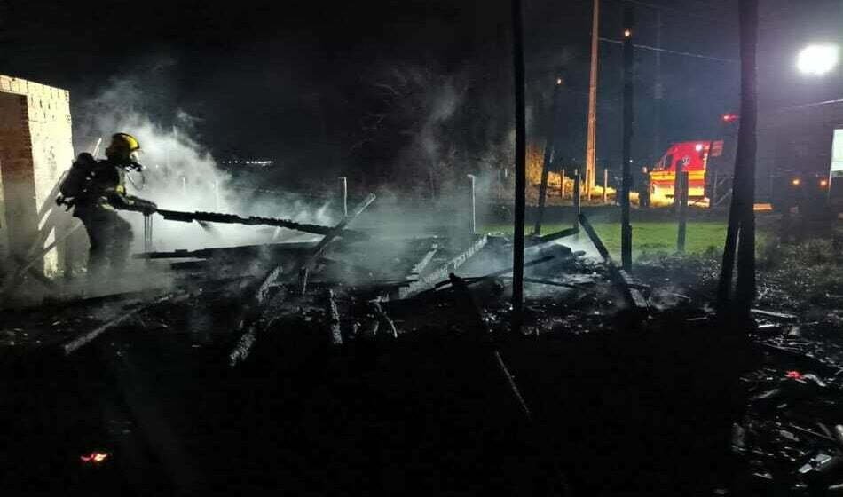 Casa de madeira é atingida por incêndio, em Imbituba Casa de madeira é atingida por incêndio, em Imbituba