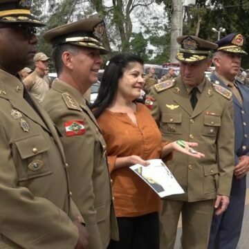 Policial de Tubarão baleado durante mega-assalto recebe homenagem da PM Policial de Tubarão baleado durante mega-assalto recebe homenagem da PM