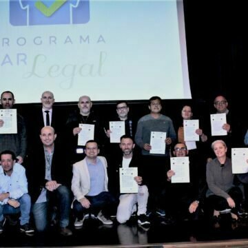 Famílias de Capivari de Baixo recebem escritura por meio do Programa Lar Legal