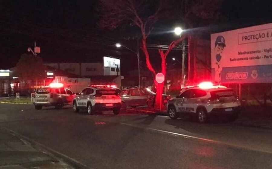 Motorista desce do carro em movimento enquanto foge da polícia e acaba preso em Capivari de Baixo, VÍDEO