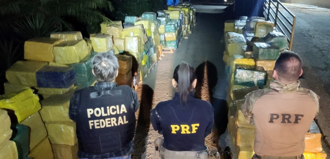 PRF e PF apreendem quase 18 toneladas de maconha escondidas em carga de milho