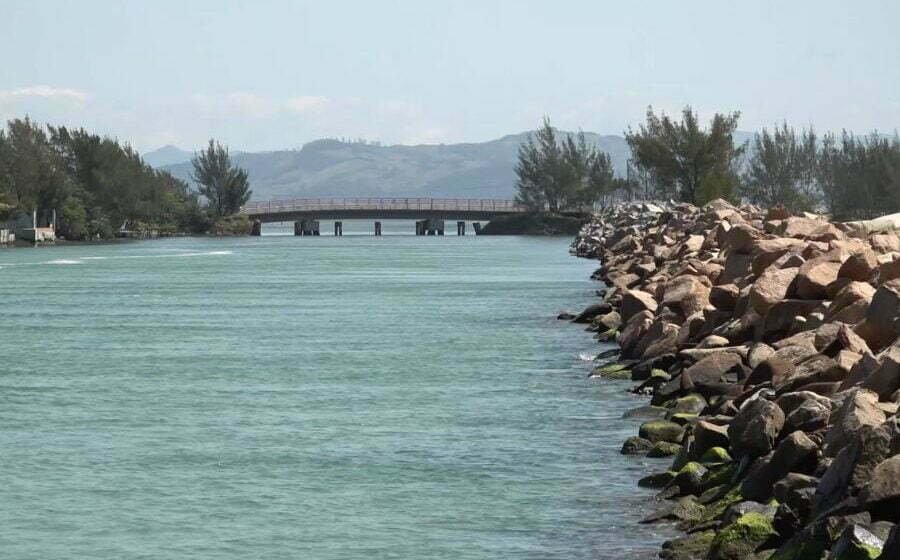 Obras de desassoreamento e enrocamento da Barra do Camacho são concluídas