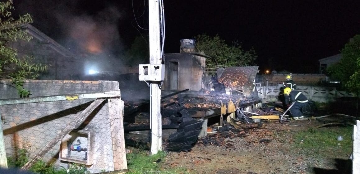 Casa é destruída por incêndio no bairro Caçador em Capivari de Baixo Casa é destruída por incêndio no bairro Caçador em Capivari de Baixo