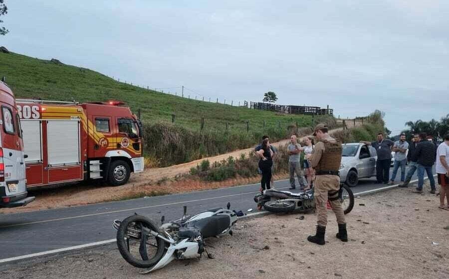 Colisão frontal entre duas motocicletas deixa condutores feridos em São Ludgero