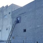 Criminosos invadem oficina mecânica pela janela e furtam peças e equipamentos