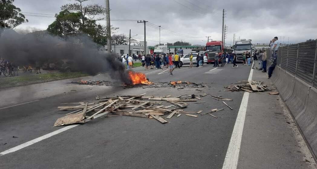 Manifestantes bloqueiam BR-101 em Tubarão e Imbituba, VÍDEOS e FOTOS