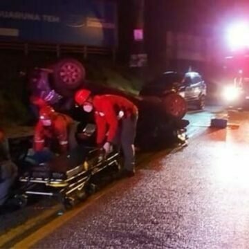 Motorista fica ferido após capotar carro na rodovia de acesso de Jaguaruna