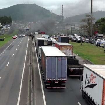 Polícia Militar afirma que pode fazer o uso da força para dispersar manifestantes em SC Polícia Militar afirma que pode fazer o uso da força para dispersar manifestantes em SC