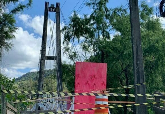 Ponte pênsil no bairro Bom Pastor, em Tubarão, é fechada para reparos