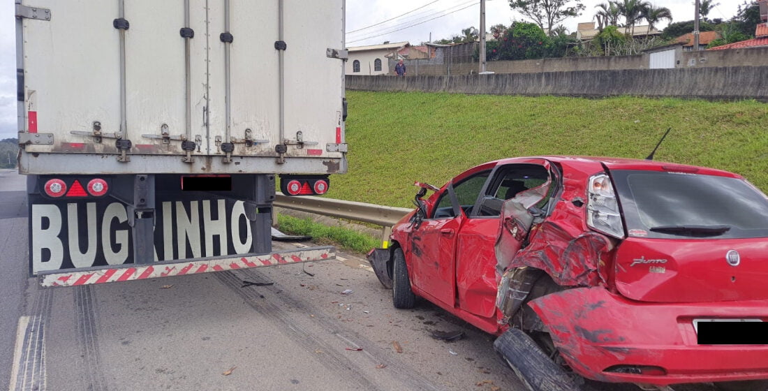 Carro e caminhão colidem, em Laguna Carro e caminhão colidem, em Laguna