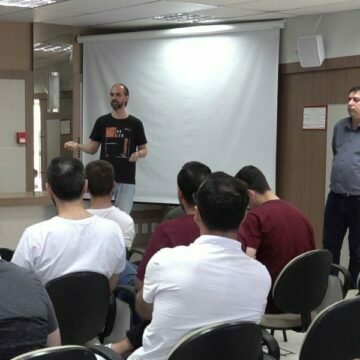 Alunos e empresários do setor de tecnologia participam de encontro para troca de experiências Alunos e empresários do setor de tecnologia participam de encontro para troca de experiências