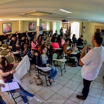 Aulão Solidário de redação do professor Maycon Viana reúne dezenas de jovens