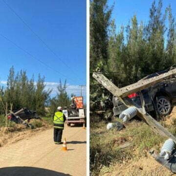 Carro com cinco pessoas bate contra poste em Jaguaruna
