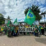 Manifestantes seguem em frente ao Exército de Tubarão pedindo intervenção federal