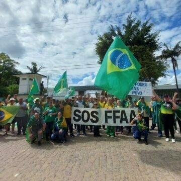 Manifestantes seguem em frente ao Exército de Tubarão pedindo intervenção federal
