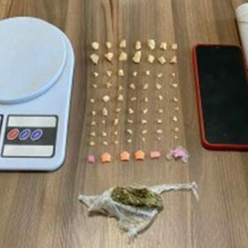 Polícias Civil e Militar prendem homem com mais de 60 pedras de crack em Imbituba