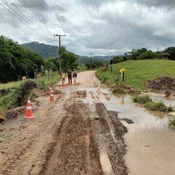 Trecho da estrada do Rio do Pouso, em Tubarão, está em meia pista após chuvas Trecho da estrada do Rio do Pouso, em Tubarão, está em meia pista após chuvas