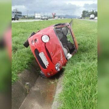 Capotamento deixa motorista ferido na BR-101, em Imbituba