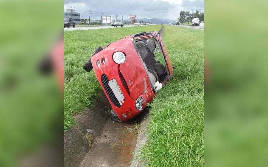 Capotamento deixa motorista ferido na BR-101, em Imbituba