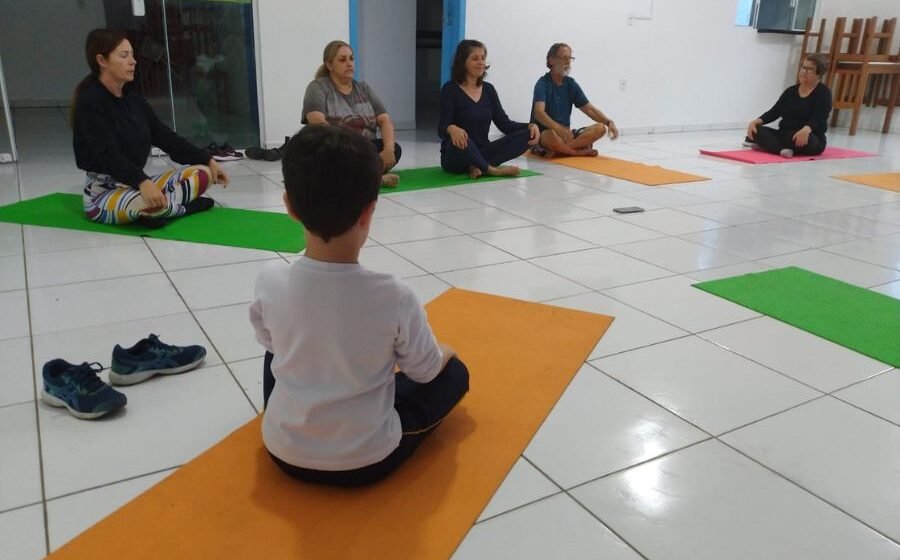 Laguna oferece aulas gratuitas de yoga para adultos e crianças