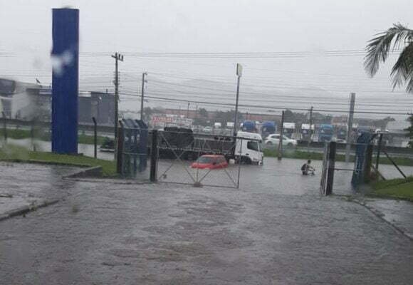 Ruas de Tubarão voltam a ficar alagadas após temporal; nível do rio está em estado de atenção