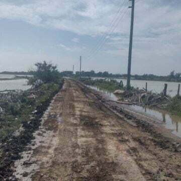 Canais para escoar alagamentos são abertos na Aggeu Medeiros e região da Madre