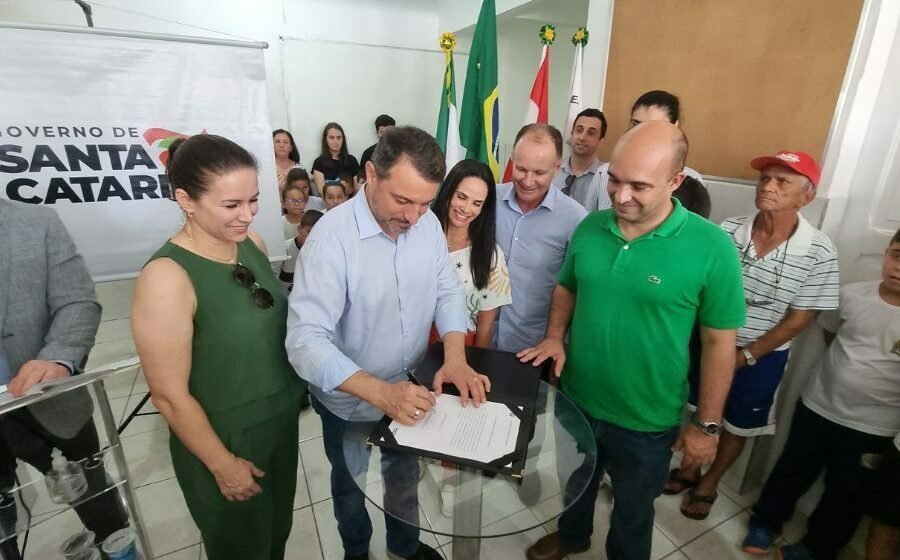 Governador Carlos Moisés assina autorização para edital da Ponte do Pontal, em Laguna
