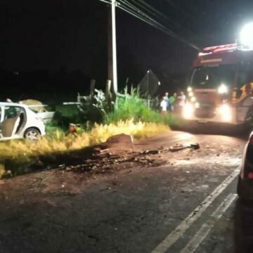 Duas pessoas morrem após colisão entre dois carros na SC-370 Duas pessoas morrem após colisão entre dois carros na SC-370