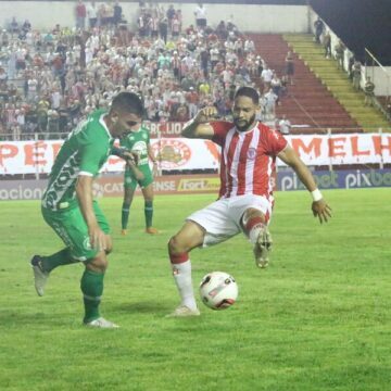 Hercílio Luz vence a Chapecoense em casa e assume a liderança do Catarinense