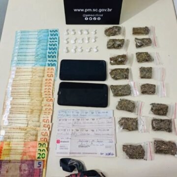 Homem e adolescente são detidos em flagrante vendendo drogas em Imbituba Homem e adolescente são detidos em flagrante vendendo drogas em Imbituba