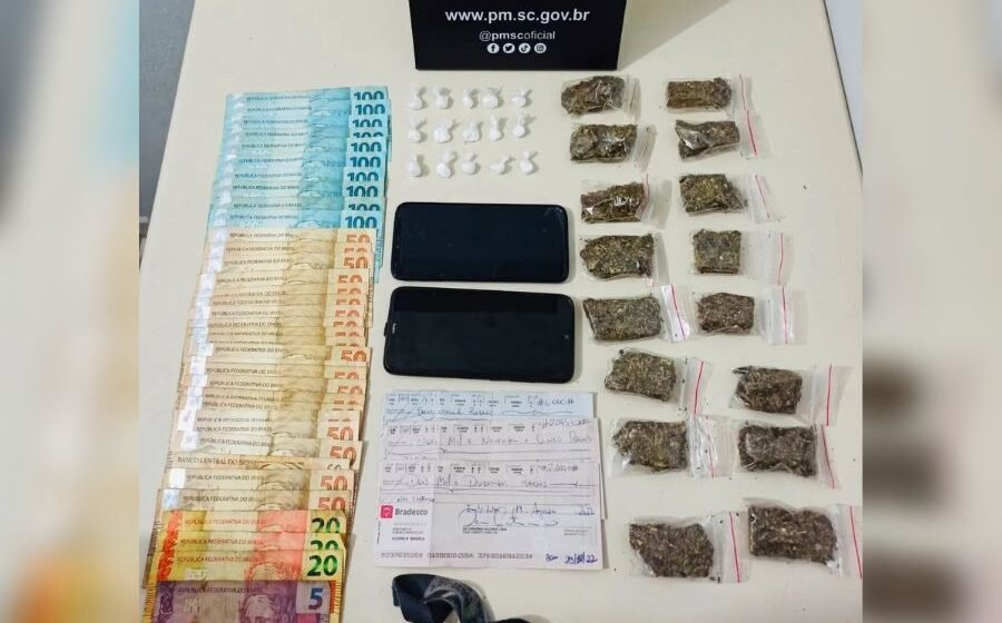 Homem e adolescente são detidos em flagrante vendendo drogas em Imbituba