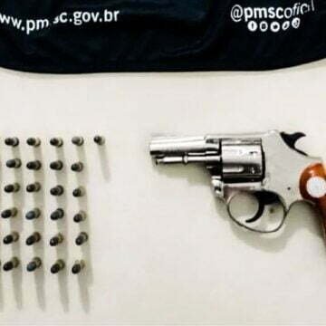 Homem é preso com revólver e munições em Jaguaruna Homem é preso com revólver e munições em Jaguaruna