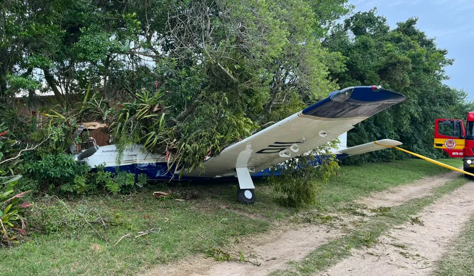 Avião monomotor com cinco tripulantes bate contra árvores em Imbituba