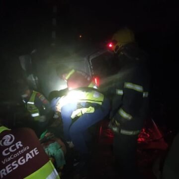 Jovem sofre fraturas depois de capotar o carro e ficar encarcerado