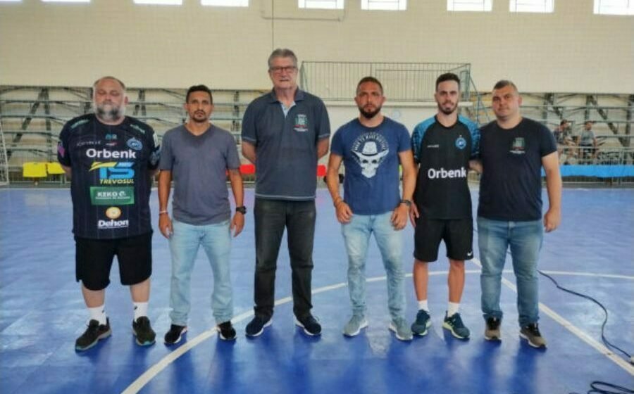 Jovens participam de seletiva para as categorias de base do Tubarão Futsal