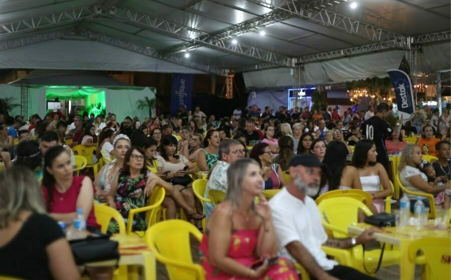 Público marca presença na noite de abertura do Festival Nacional do Camarão