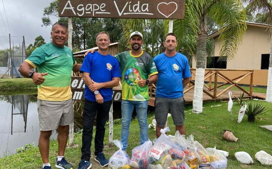 Departamento de Esportes de Laguna doa uma tonelada de alimentos a entidades