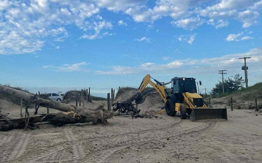 Prefeitura de Laguna realiza limpeza da praia do Mar Grosso nesta segunda-feira