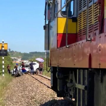 Colisão com trem deixa homem e criança feridos, em Sangão Colisão com trem deixa homem e criança feridos, em Sangão