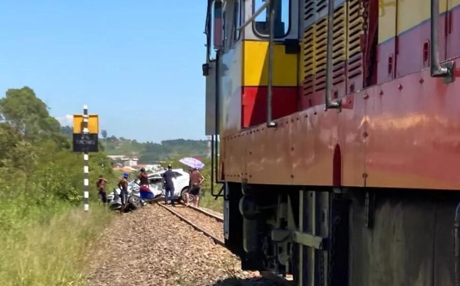 Colisão com trem deixa homem e criança feridos, em Sangão