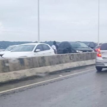 Carro e moto se envolvem em acidente de trânsito na ponte de Laguna Carro e moto se envolvem em acidente de trânsito na ponte de Laguna
